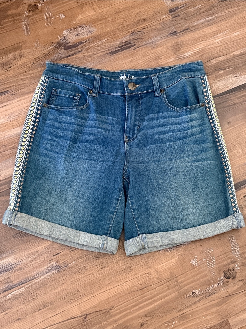 Style & Co Boho Embroidered Side Tape Cuffed Denim Jean Shorts Size 4 Stretch
